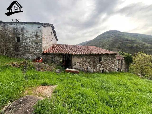 Casa de Piedra con Terrenos – Privacidad Total en Luena