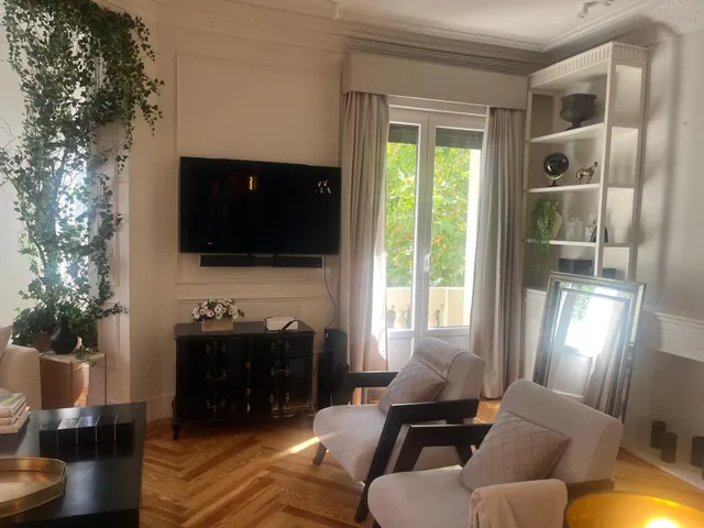 Se alquila piso señorial en la calle Velázquez totalmente exterior  con 8 balcones a la calle — 31