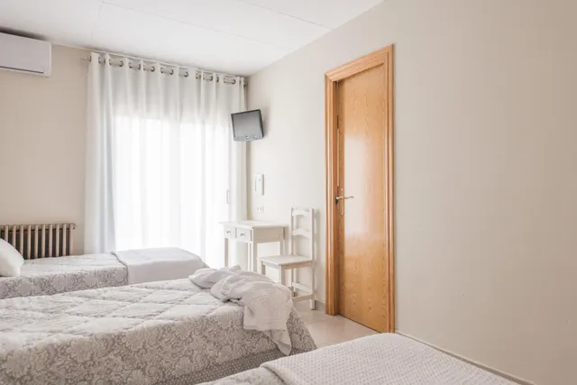 Edificio singular con hostal en funcionamiento, restaurante, bar con terraza y vivienda privada en el centro de Tremp — 27