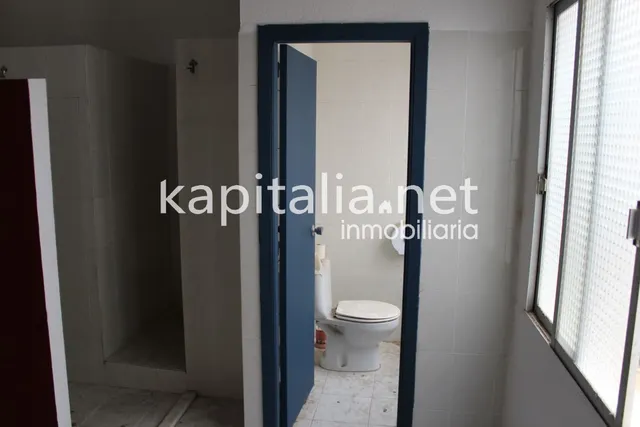 Se alquila  local comercial — 11