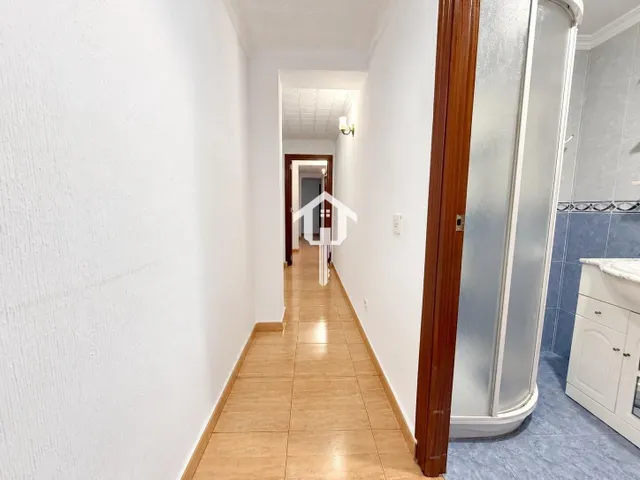 PISO EN VENTA EN ALICANTE. ZONA DE LA FLORIDA. 134m2 CON 4 habitaciones DOBLES, 2 BAÑOS COMPLETOS, TERCERA PLANTA CON ASCNESOR, TERRAZA Y DESPENSA. — 36