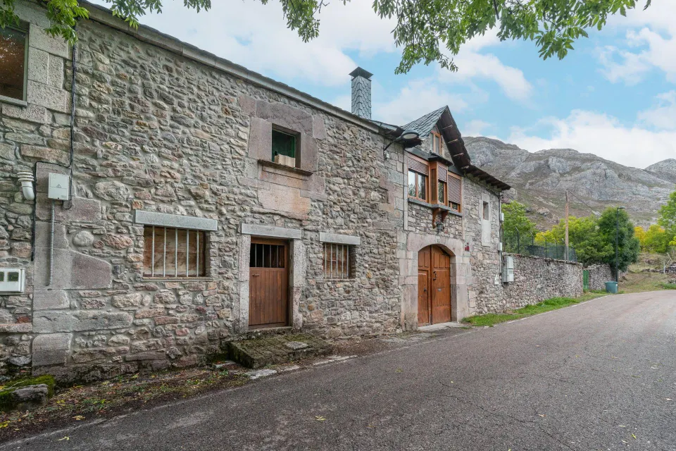 Casa, cuadra, pajar y fincas en venta en babia