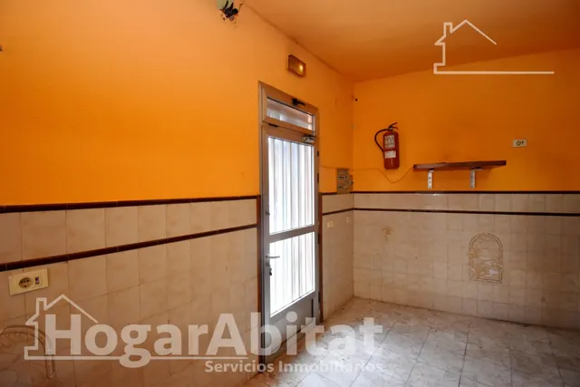 ESPACIOSA CASA CON LOCAL COMERCIAL, DOS TERRAZAS Y BALCÓN — 46