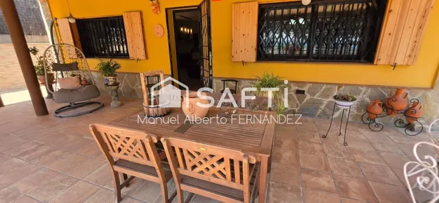 Amplia vivienda de 214 m² en una parcela de más de 900 m² en - foto 2