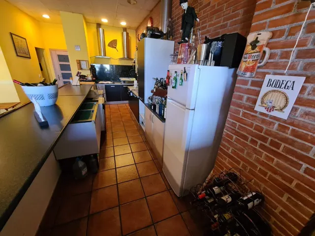 SE VENDE LOCAL  EN EL CENTRO, ACONDICIONADO COMO MERENDERO, AMPLIO COMEDOR, 2 BAÑOS. EQUIPADO. — 9