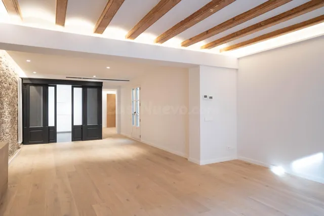 Piso en venta en carrer d'Avinyó — 3