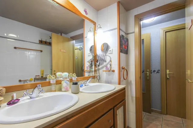 VIVIENDA EN FINCA SEMINUEVA CON PISCINA. AMPLIO BALCÓN Y VISTAS DESPEJADAS. — 12