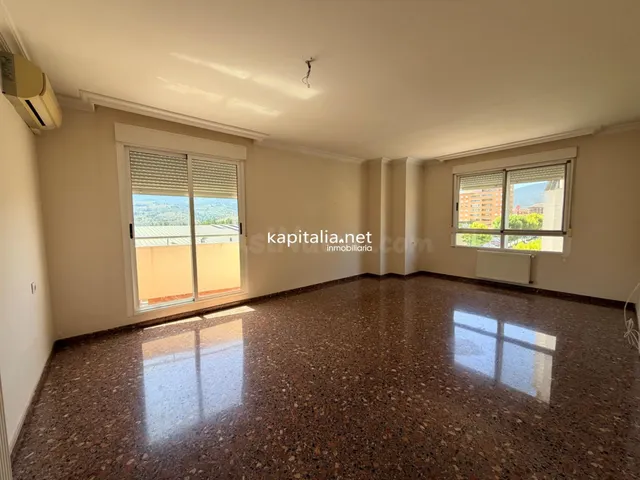 Piso con vistas en urbanización con piscina — 4