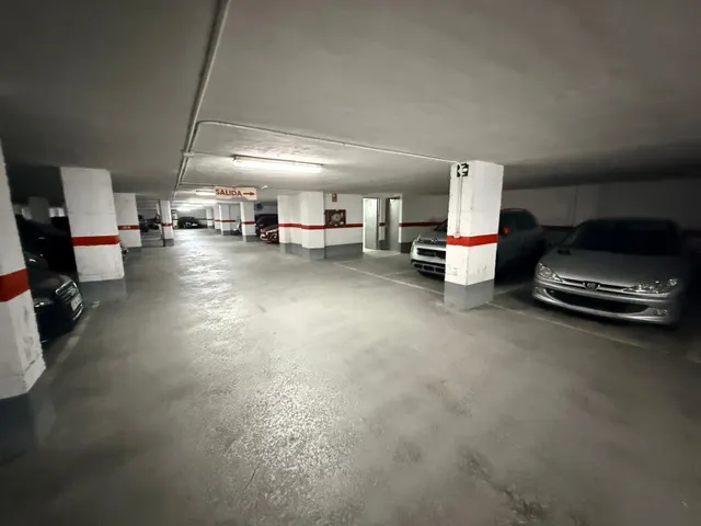 Amplia Plaza de Garaje para coche y moto en Russafa, Valencia — 6