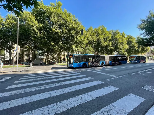 SE VENDE LOCAL CON INQUILINOS EN EL CENTRO — 18