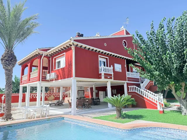 Espectacular chalet en Dehesa de Campoamor con piscina privada a 5 minutos andandoa la playa. — 2