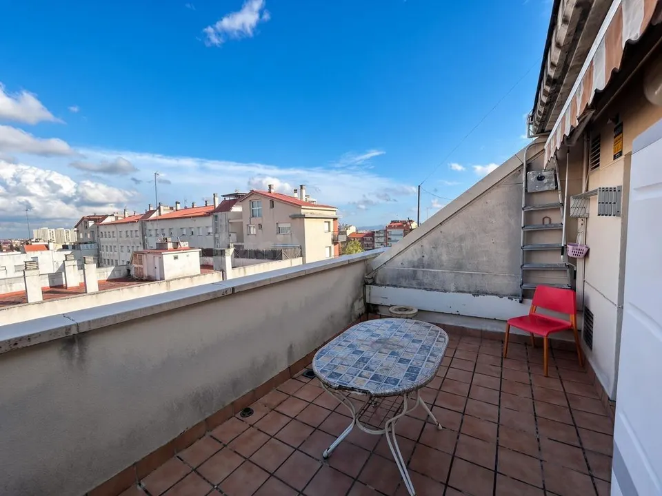 ÁTICO CON TERRAZA A PIE DE COMEDOR EN LA PLAÇA 1 DE MAIG