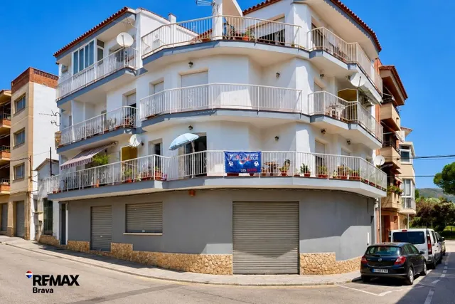 Roses, Mas Matas | Luminoso apartamento con dos balcones a 7