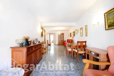 AMPLIO, LUMINOSO Y EXTERIOR CON TERRAZA, CERCA DEL MAR