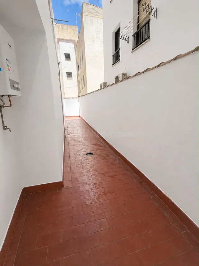 Piso de 3 dormitorios con patio y garaje en Elche — 4