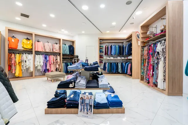 LOCAL COMERCIAL EN CALLE REYES CATOLICOS 12 — 12