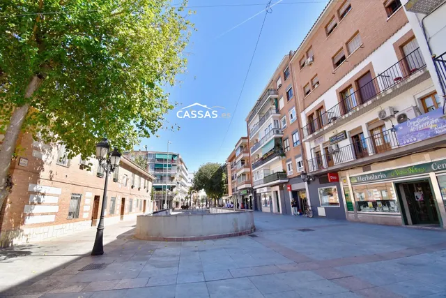 ZONA CENTRO-  Piso de 3 dormitorios y terraza. Ascensor. — 50