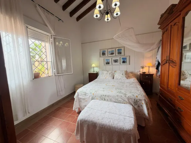 Acogedora casa de planta baja con jardín mediterráneo, patio soleado y gran garaje privado en Las Palas — 40