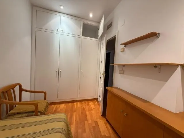 Alquiler de amplio piso en le centro, zona calle correos. — 25