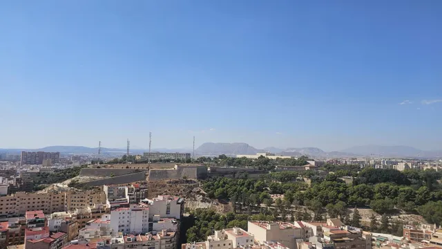 Amplia vivienda de 159 m2 con vistas panorámicas a los dos castillos de Alicante y plaza de garaje — 30
