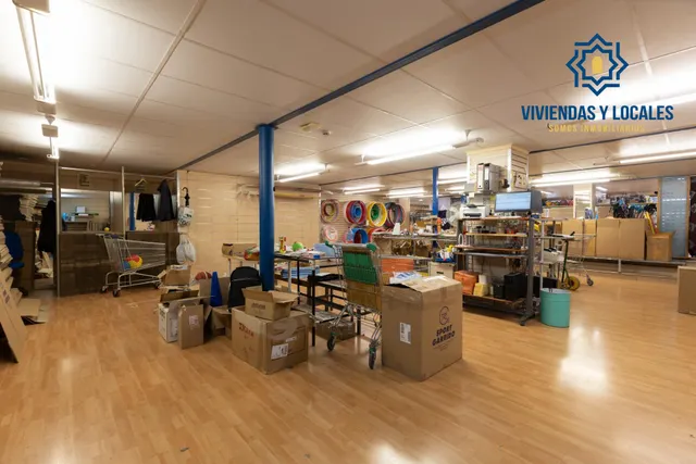 Amplio local comercial en una de las zonas más consolidadas de Granada con salida a dos calles — 12