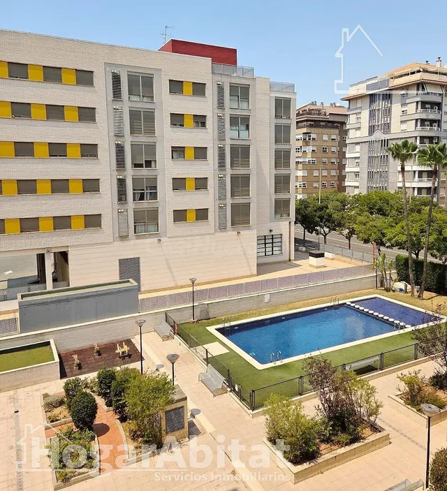 MUY AMPLIO Y EXTERIOR EN RESIDENCIAL CON GARAJE, TERRAZA Y PISCINA — 2