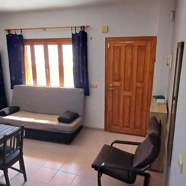 Amplia vivienda en urbanización con aparcamiento y piscina — 4