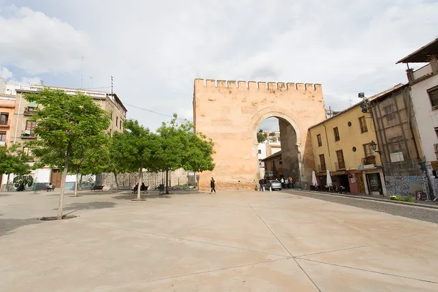 Albayzin bajo zona. piso 3 dormitorios. 2 baños. salón. cocina. calefacción. luminoso. — 28
