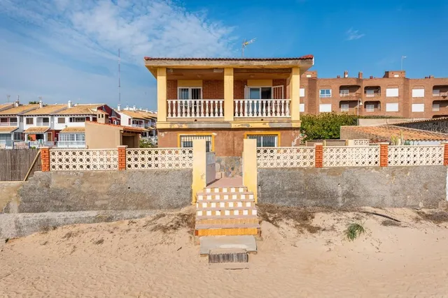 CHALET EN PRIMERA LINEA EN PLAYA GUARDAMAR 6 HABS — 3
