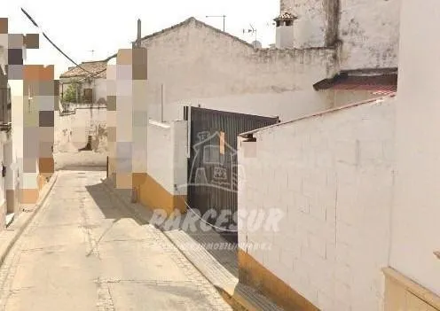 En Almodóvar del Río, Solar de 180m2 aprox. con luz y agua.
