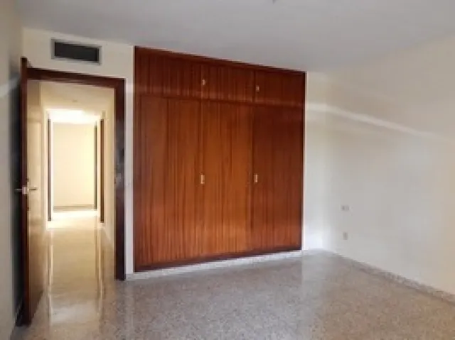 Piso de 4 habitaciones, 2 baños, salón, cocina y terraza. — 13
