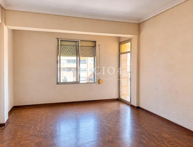 Piso en venta para reformar en Valladolid con terraza y 3 do