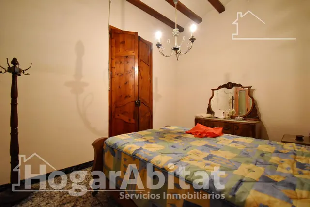 AMPLIA CASA DE PUEBLO CON TERRAZA, BALCÓN Y TRASTERO — 36