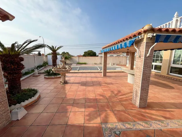 Chalet con piscina y amplias estancias en El Chaparral — 12