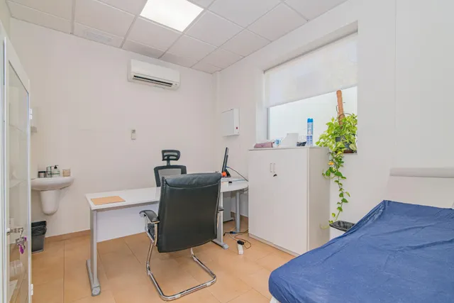 OPORTUNIDAD LOCAL COMERCIAL EN RENTABILIDAD EN EL BARRIO ALBAYDA — 18