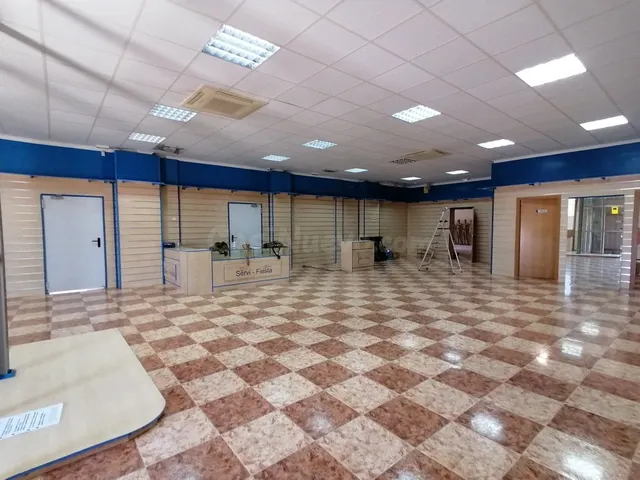LOCAL COMERCIAL CONSTRUIDO EN NAVE DE 540 METROS CON LICENCI