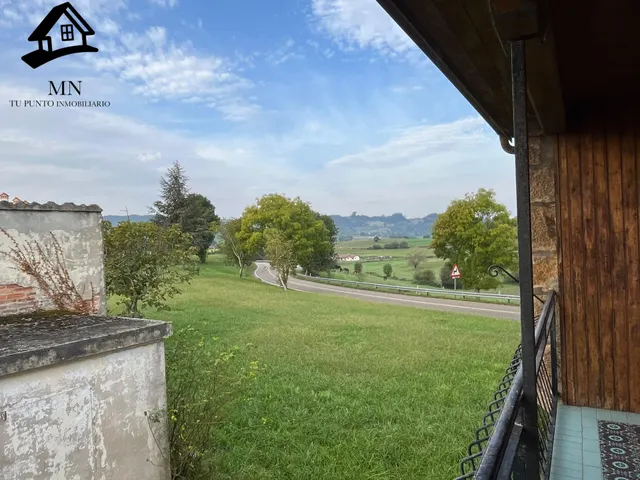 Casona Independiente Tradicional de Piedra con Balconada y Jardín Urbano en Penagos — 27