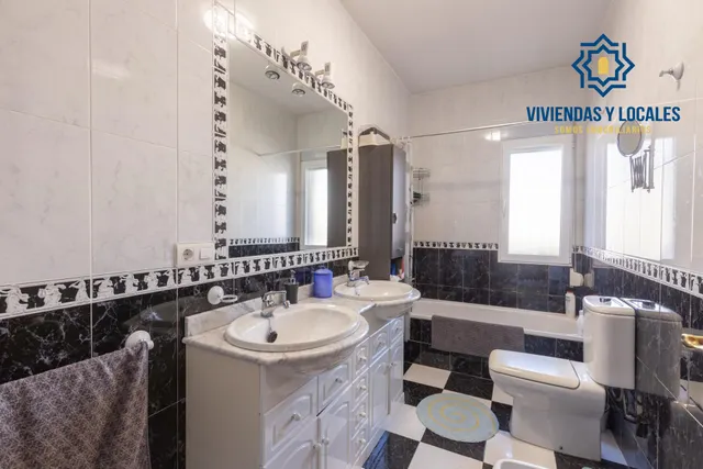 Casa en Armilla con terraza, patio y amplia cochera — 28