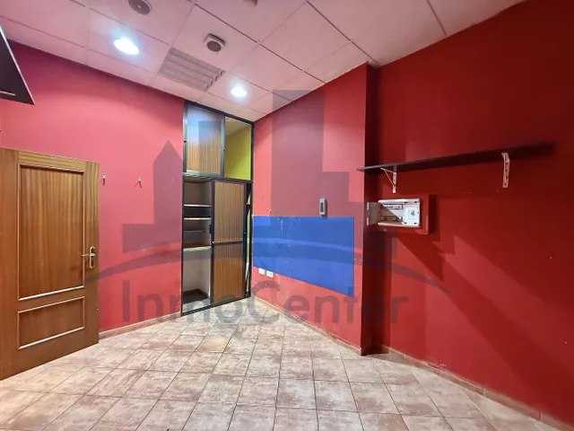 LOCAL JUNTO AL TEATRO LOPEZ DE AYALA — 11