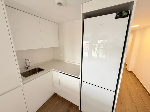 Luminoso apartamento semi-nuevo con terraza, piscina y parking — 6