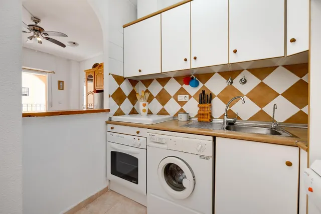 Apartamento de 2 dormitorios y 1 baño en Torrevieja (los naufragos) — 22