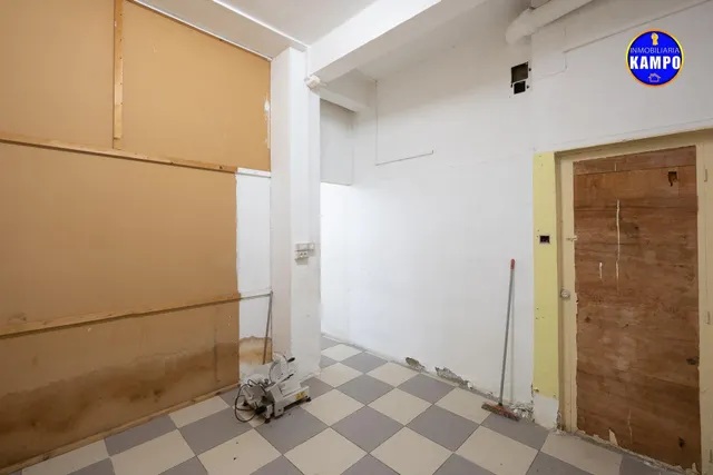 SE ALQUILA LOCAL EN  IRUN , CALLE SAN ISIDRO LABRADOR — 13
