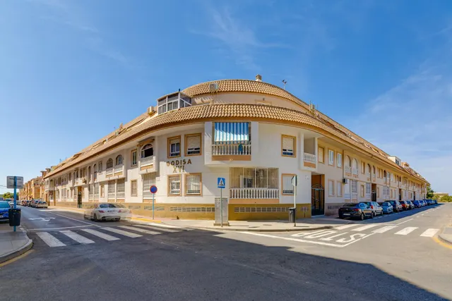 Ático con terraza, garaje y piscina a 250 metros del mar — 28