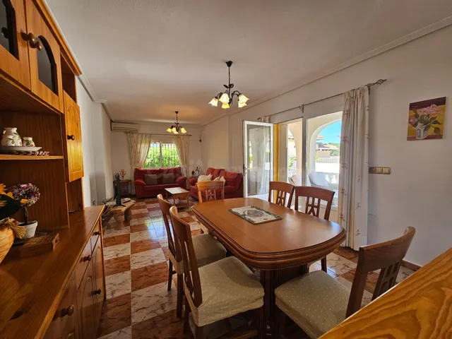 Villa de 4 dormitorios en venta en Cabo Roig (Orihuela costa