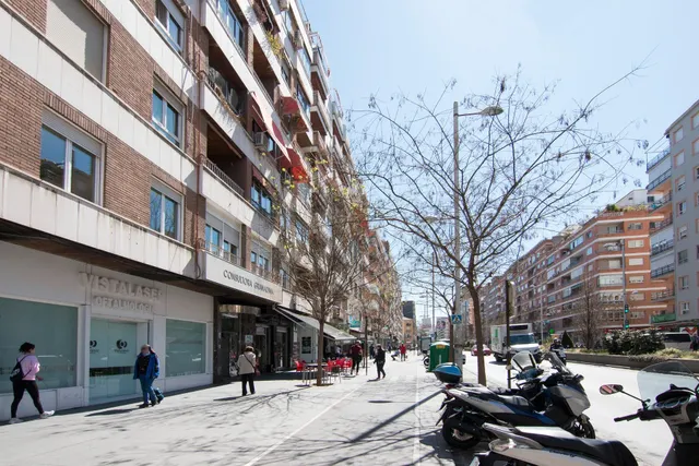 Camino de Ronda. Piso en planta alta con 5 dormitorios, garaje y trastero, calefacción central. — 2