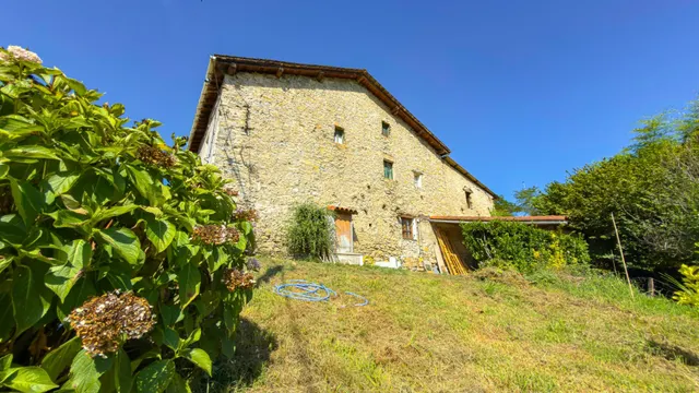 Caserío adosado con 16.277 m2 de terreno a un paso de Donostia — 35