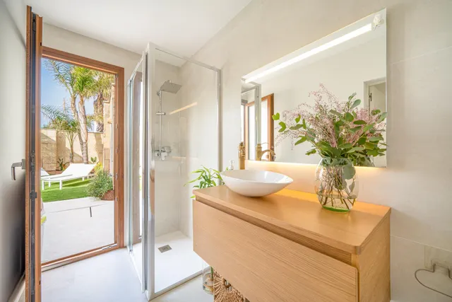 Casa con piscina en primera línea de mar en Cala Gamba — 12