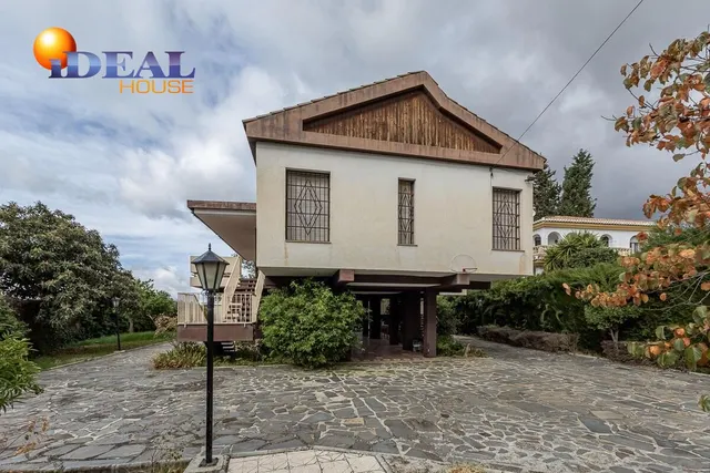 Gran casa con parcela y piscina en Cájar — 29