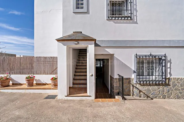 Espectacular Piso con TRES dormitorios, BAÑO, ASEO y amuebla - foto 4
