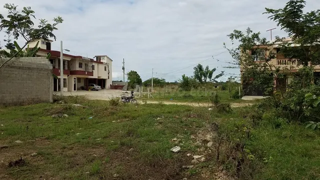 Solares por la carretera Mella en el Res.Llano del  Este — 2